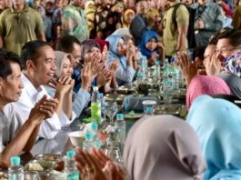 Presiden Tinjau Pabrik Sepatu dan Makan Siang Bersama Pekerja Pabrik