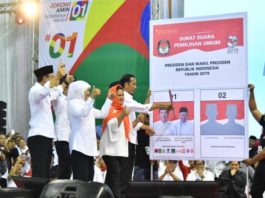 Di GOR Bung Hatta, Jl Sukarno, Khofifah Naik Panggung Ikuti Jokowi
