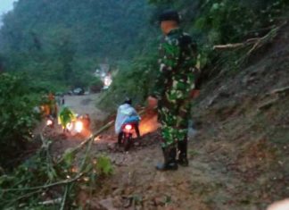 Di Malatiro, Jalan Nasional Tertimbun Longsoran Sekitar 15 Meter