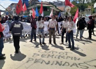 Massa Mahasiswa Tekan Bupati Mamasa Agar Keluar dari Ruang Kerjanya