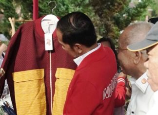 Jokowi Beli Jaket Ulos Jenis Sibolang Rasta di Kawasan Wisata Taput