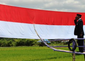 Bendera Merah Putih 74 Meter Dikibarkan di Persawahan, Camat Mamasa Suka