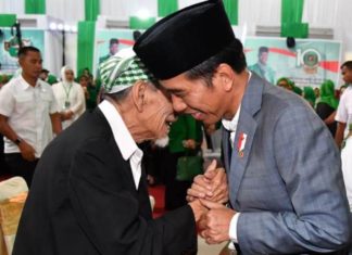 Sorban Hijau dari K.H. Maimun Zubair akan Jadi Sejarah Bagi Presiden Jokowi