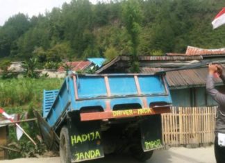 Diduga Rem Blong, Sebuah Mobil Truk di Mamasa Nyaris Tabrak Rumah Warga