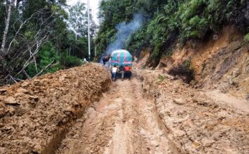 Jalan Poros Tabone-Nosu-Pana Kabupaten Mamasa Masih Rusak