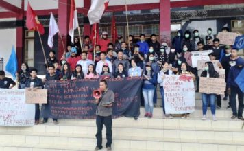 AMPAR-RAMAI Mamasa Unjuk Rasa di Gedung DPRD Mamasa