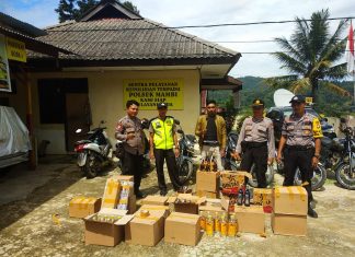 Polisi Sita Ratusan Botol Miras di Mambi