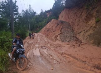 Jalan Poros Sika-Mehalaan Terputus Akibat Pekerjaan Jalan Tani