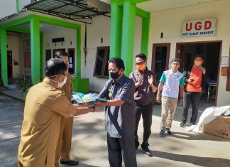 Bupati Mamasa Beri APD Kepada Tim Gugus Tugas Penanganan Covid – 19