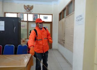 Cegah COVID – 19, Kantor Bupati Mamasa Disemprot Disinfektan