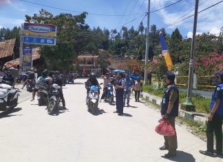 IPeKB Mamasa Peduli, Bagi – bagi Masker untuk Warga