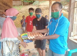 Pakai Dana Pribadi, Kades Leko Bantu Warganya yang Terdampak Covid-19