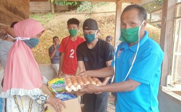 Pakai Dana Pribadi, Kades Leko Bantu Warganya yang Terdampak Covid-19
