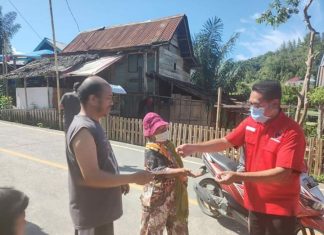 PDIP Bagi – bagi Masker di Mamasa