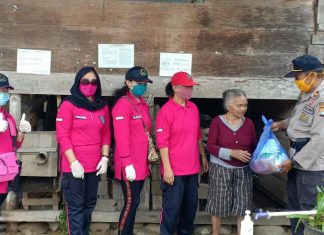 Polsek Mamasa Bagi – bagi Sembako di Minake