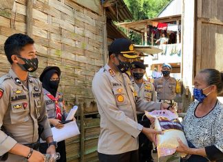Bukti Peduli, Polres Mamasa Bagi 1 Ton Beras ke Warga Tak Mampu