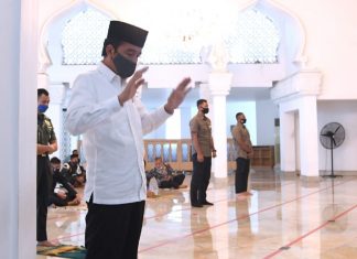 Presiden Jokowi Salat Jumat di Masjid Baiturrahim