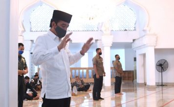 Presiden Jokowi Salat Jumat di Masjid Baiturrahim