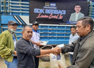 Demokrat Bagikan 1000 Paket Beras untuk Warga yang Terdampak Covid-19 di Kabupaten Mamasa