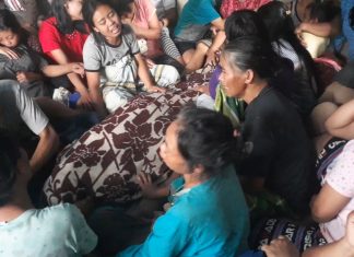 Isak Tangis Sang Istri Pecah Saat Jenazah Pelipus Tiba di Rumah Duka Salulemo Desa Buangin
