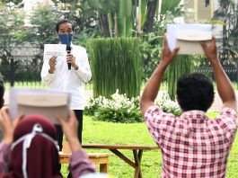 Serahkan Bantuan Modal Kerja, Presiden Harap Perekonomian Pelaku Usaha Kecil Tetap Berjalan