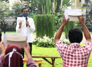 Serahkan Bantuan Modal Kerja, Presiden Harap Perekonomian Pelaku Usaha Kecil Tetap Berjalan