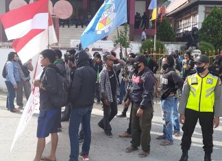 Sidang Belum Selesai Anggota DPRD Mamasa Pulang, Massa Kembali Aksi