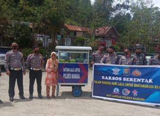 Hadiah Kecil Untuk Penjual Makanan Keliling Dari Satlantas Polres Mamasa