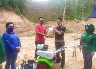 Di Mamasa, Kementerian Ketenagakerjaan Bagikan Bibit untuk Petani