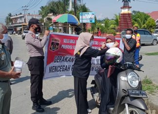Peringati Hari Pahlawan, Polres Pasangkayu Bagi-bagi Masker