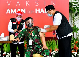 Panglima TNI dan Kapolri Ikuti Vaksinasi Perdana Bersama Presiden