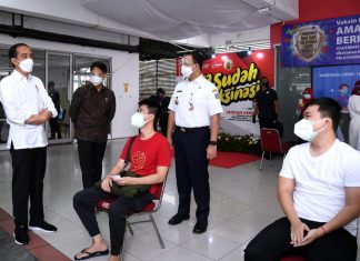 Presiden Jokowi dan Gubernur Anies Sidak Vaksinasi Massal Pedagang di Pasar Tanah Abang