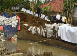 Tanggul Citarum di Kabupaten Bekasi Jebol, Presiden: Selesaikan Secepatnya