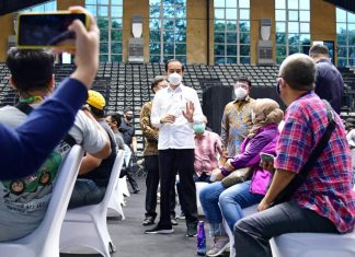 Tinjau Vaksinasi bagi Wartawan, Presiden: Semoga Dapat Berikan Perlindungan bagi Awak Media