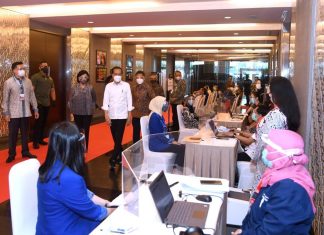 Presiden Jokowi Tinjau Vaksinasi Massal di Gedung Bursa Efek Indonesia