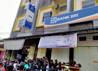 Pencairan BPUM Tahap II, Kantor BRI Unit Mamasa Diserbu Warga