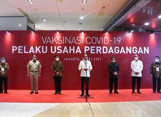 Presiden Jokowi Tinjau Vaksinasi Massal bagi Pelaku Usaha Perdagangan
