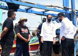 Kunjungi PPDI Brondong, Presiden Jokowi Berdialog dengan Para Nelayan
