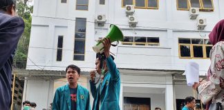 Unjuk Rasa, Mahasiswa Unimaju Segel Kampus