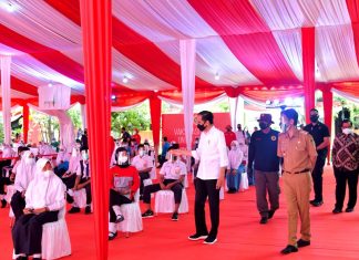 Presiden Joko Widodo Tinjau Vaksinasi bagi Pelajar di Madiun