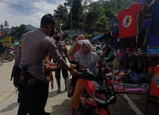 Cegah Penyebaran Covid-19, Polsek Mambi Gelar Patroli Sambang Diologis di Pasar Mambi