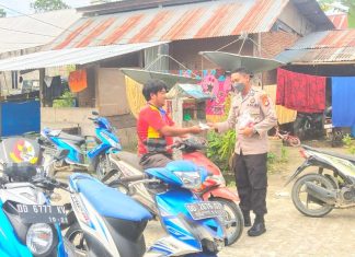 Cegah Penyebaran Covid-19, Polsek Sumarorong Rutin Bagi Masker Secara Gratis
