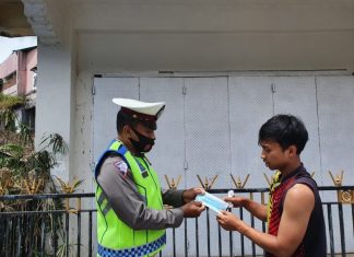 Sat Lantas Polres Mamasa Bagikan Masker Secara Gratis Kewarga dan Himbau Agar Selalu Taat Prokes