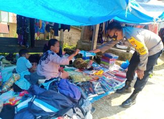Polsek Sumarorong Bagi Masker Secara Gratis
