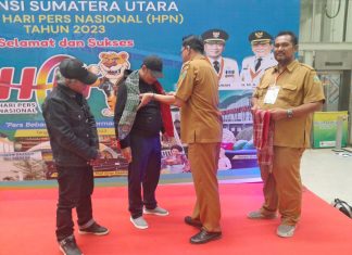 Peserta HPN dari PWI Sulbar Disambut Pengalungan Kain Ulos di Sumut