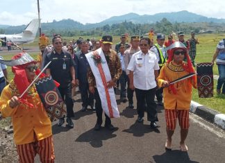 Menko PMK Muhadjir Effendy Kunker ke Polman Mendarat di Bandara Sumarorong