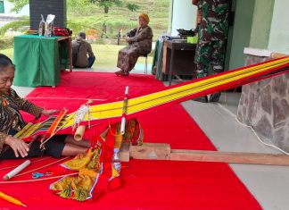 Indo’ Dorsila Menenun di Makodim Mamasa untuk Hartono dan Rina