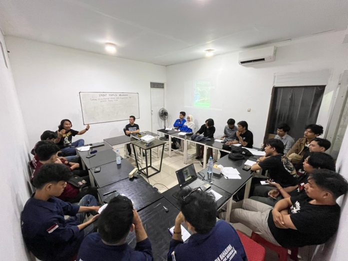 DISKUSI. Sejumlah aktivi mahaiwa yang tergabung dalam FMM menggelar diskusi menyoal rencana Tambang Tanah Jarang (LTJ), di Mamuju, di Inklusi Cafe Makassar, (27/06/2026)