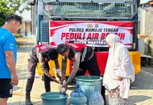 Polres Mamuju Tengah Salurkan Air Bersih untuk Warga yang Terdampak Kekeringan