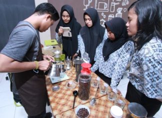 Tangan Lembut Meracik Kopi di Kedai 89